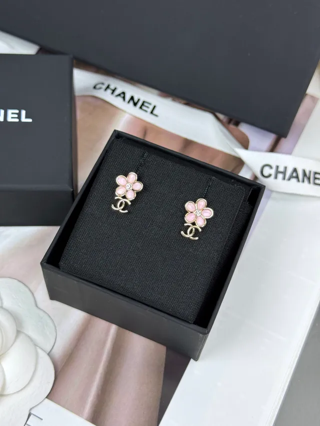 Chanel أقراط وردية فضية على شكل زهرة ببتلات مكسوكة بالإيمل 7