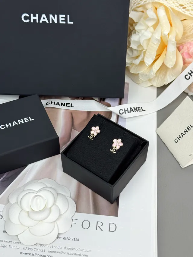Chanel أقراط وردية فضية على شكل زهرة ببتلات مكسوكة بالإيمل 8
