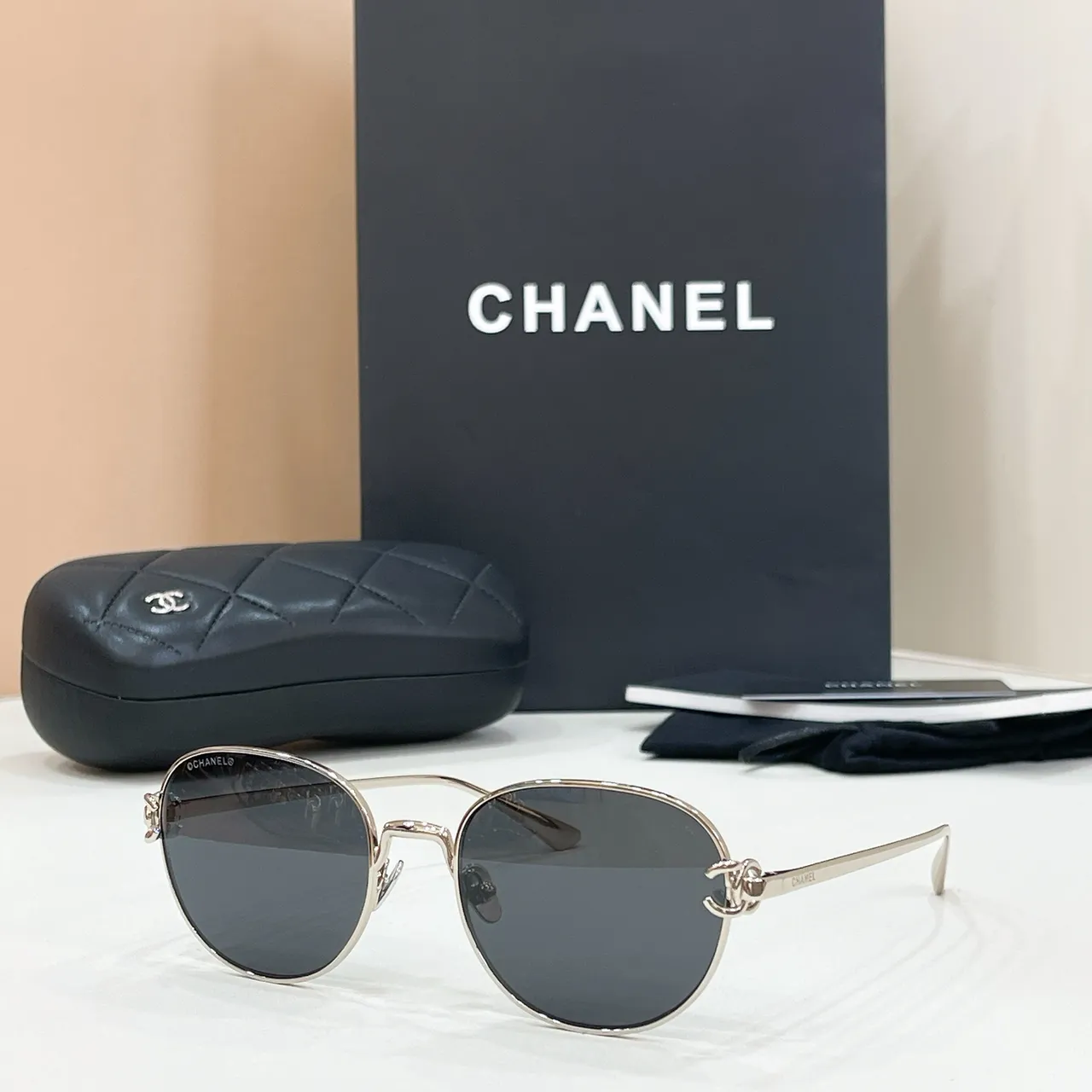 Chanel Podium 椭圆金属框 深灰色太阳镜 4