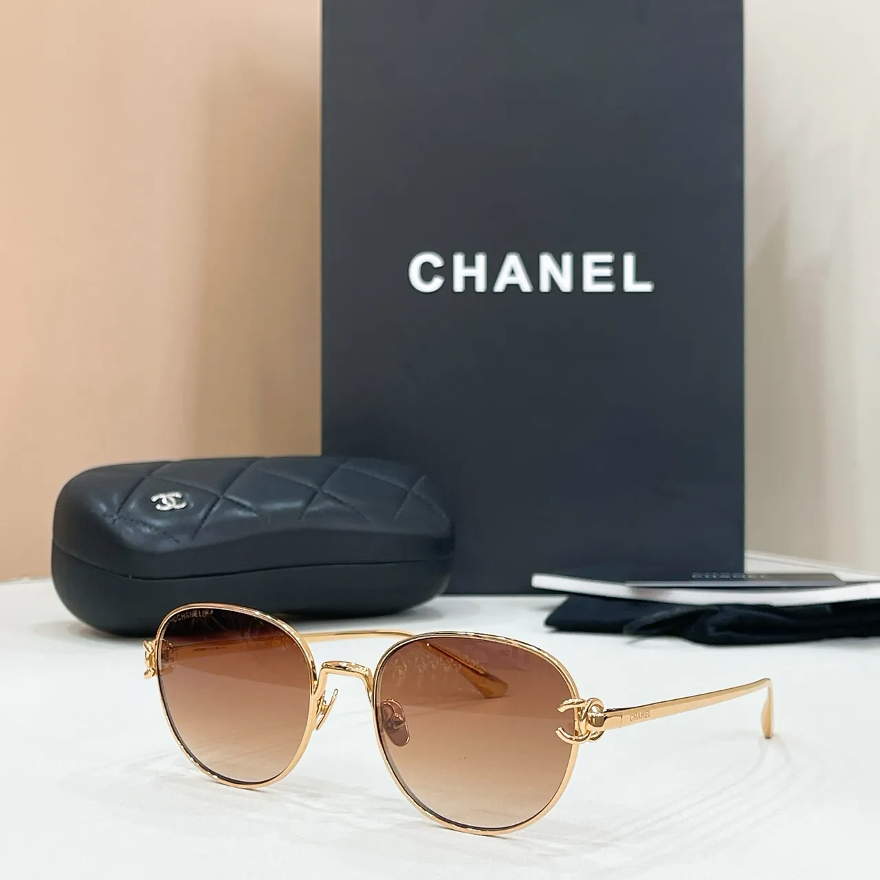 Chanel Podium 椭圆金属框 深灰色太阳镜 6