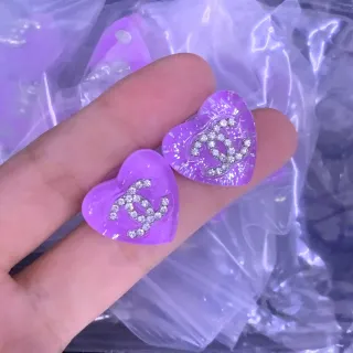 Chanel boucles d'oreilles en résine translucide en forme de cœur violet argent