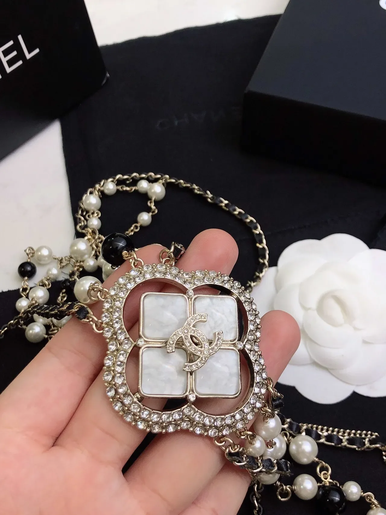 Chanel Colgante Quatrefoil Perlas y Cuentas Negras Collar de Múltiples Hilos 2