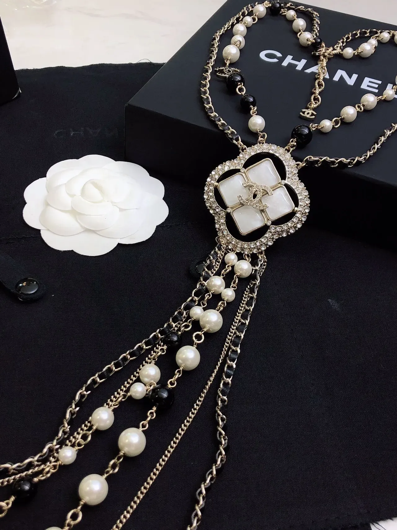 Chanel Colgante Quatrefoil Perlas y Cuentas Negras Collar de Múltiples Hilos 4
