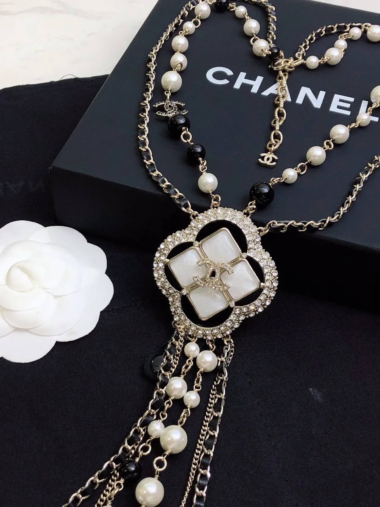 Chanel Colgante Quatrefoil Perlas y Cuentas Negras Collar de Múltiples Hilos 7