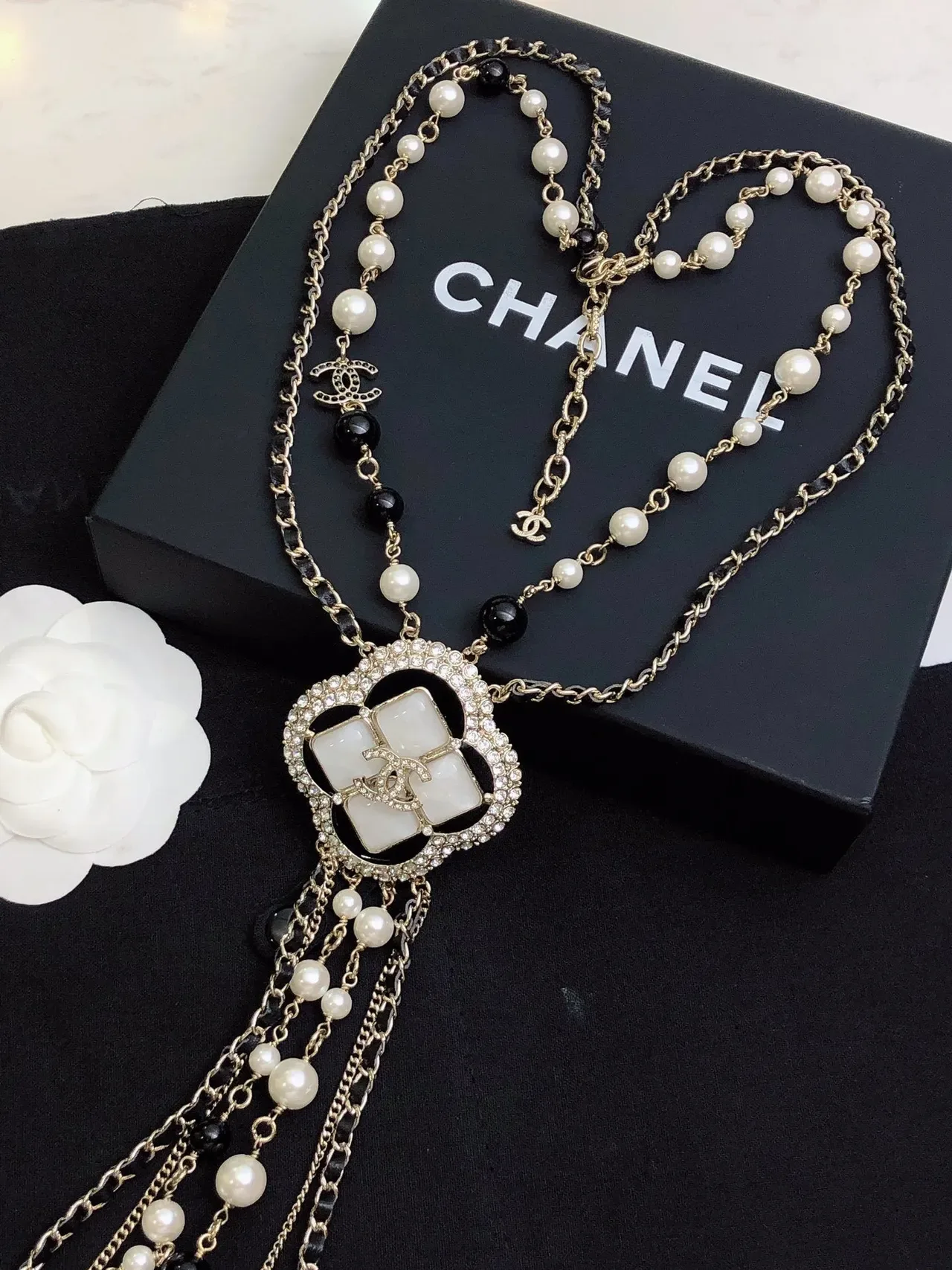 Chanel Colgante Quatrefoil Perlas y Cuentas Negras Collar de Múltiples Hilos 8