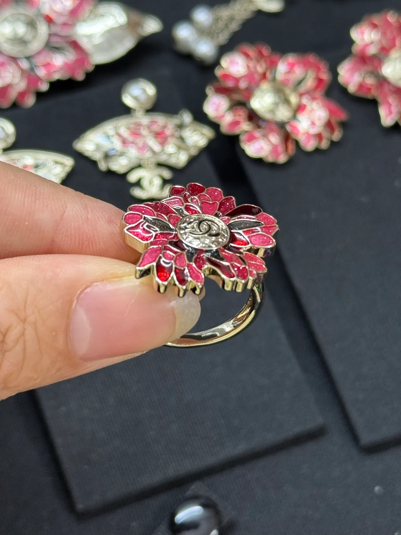 Chanel Bague en Métal Émaillé Floral Rouge et Or 2
