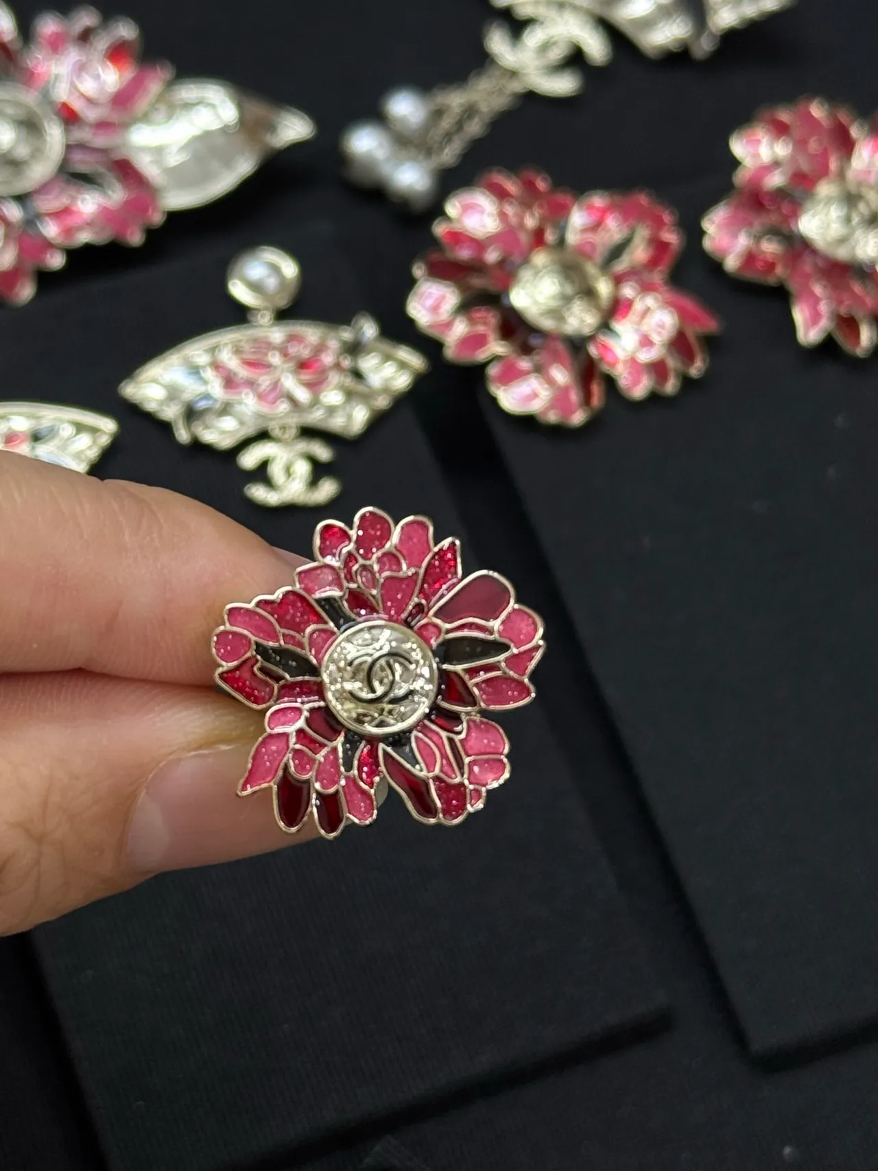Chanel Bague en Métal Émaillé Floral Rouge et Or 3