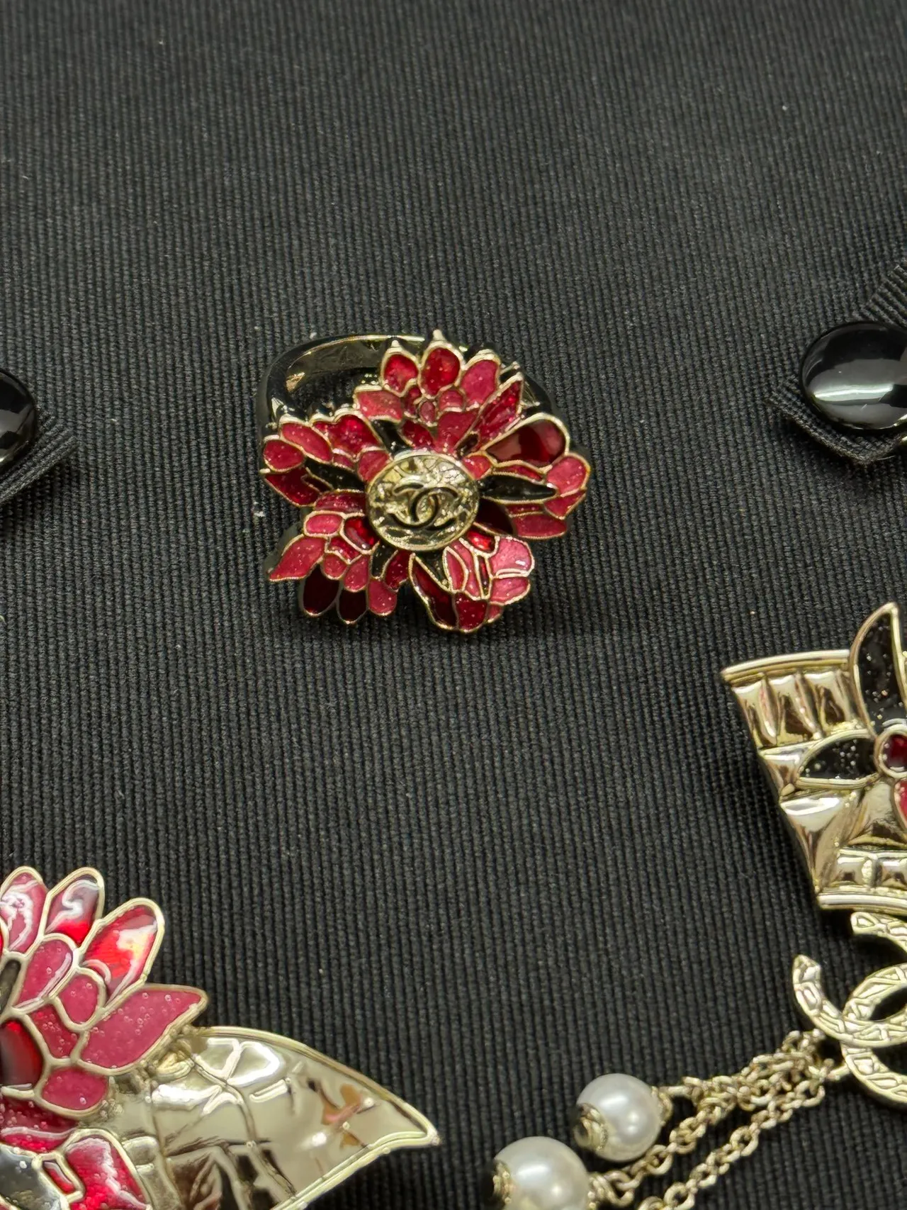 Chanel Bague en Métal Émaillé Floral Rouge et Or 4