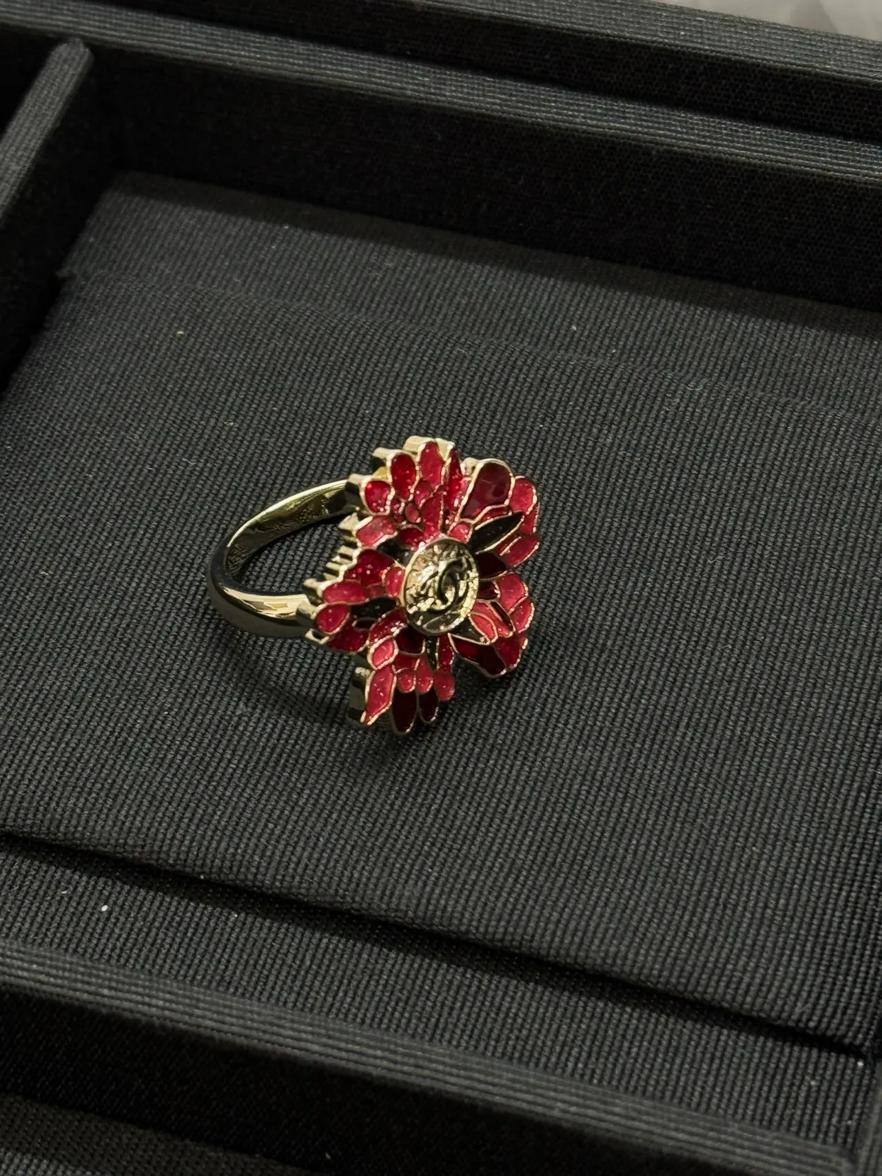 Chanel Bague en Métal Émaillé Floral Rouge et Or 5