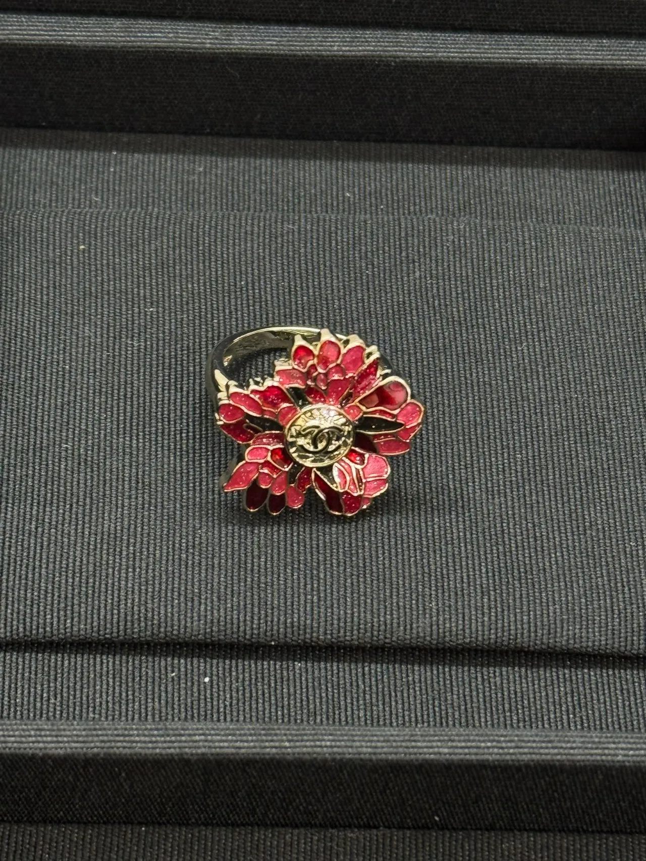 Chanel Bague en Métal Émaillé Floral Rouge et Or 6
