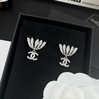Chanel فضية Pavé-Crystal شكل المروحة معلقة متشابكة شعار CC أقراط