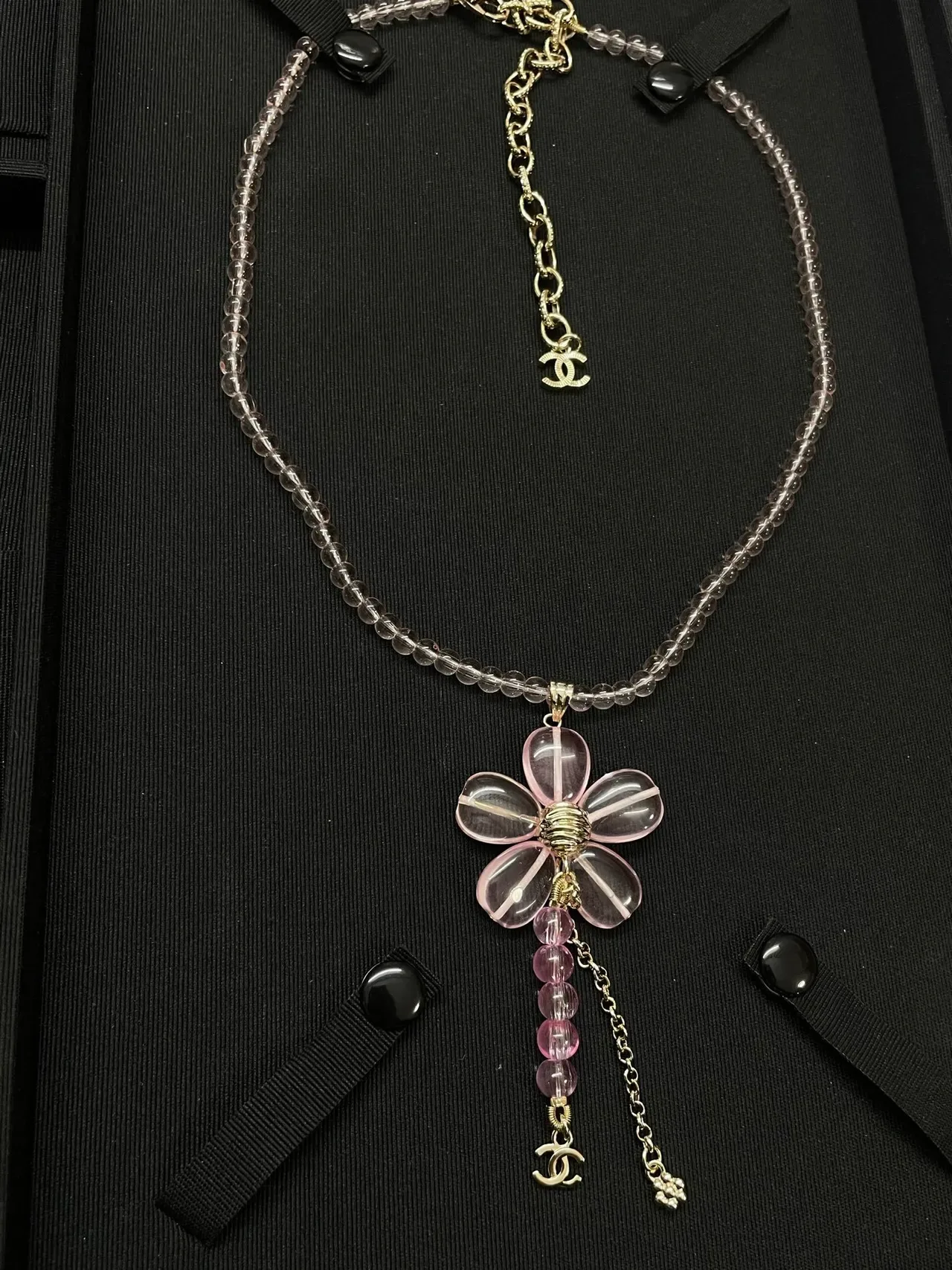 Chanel collar transparente rosa floral con dije y cadena de perlas de Lucite 2