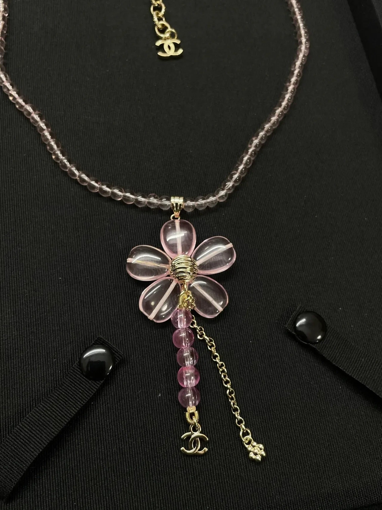 Chanel collar transparente rosa floral con dije y cadena de perlas de Lucite 3