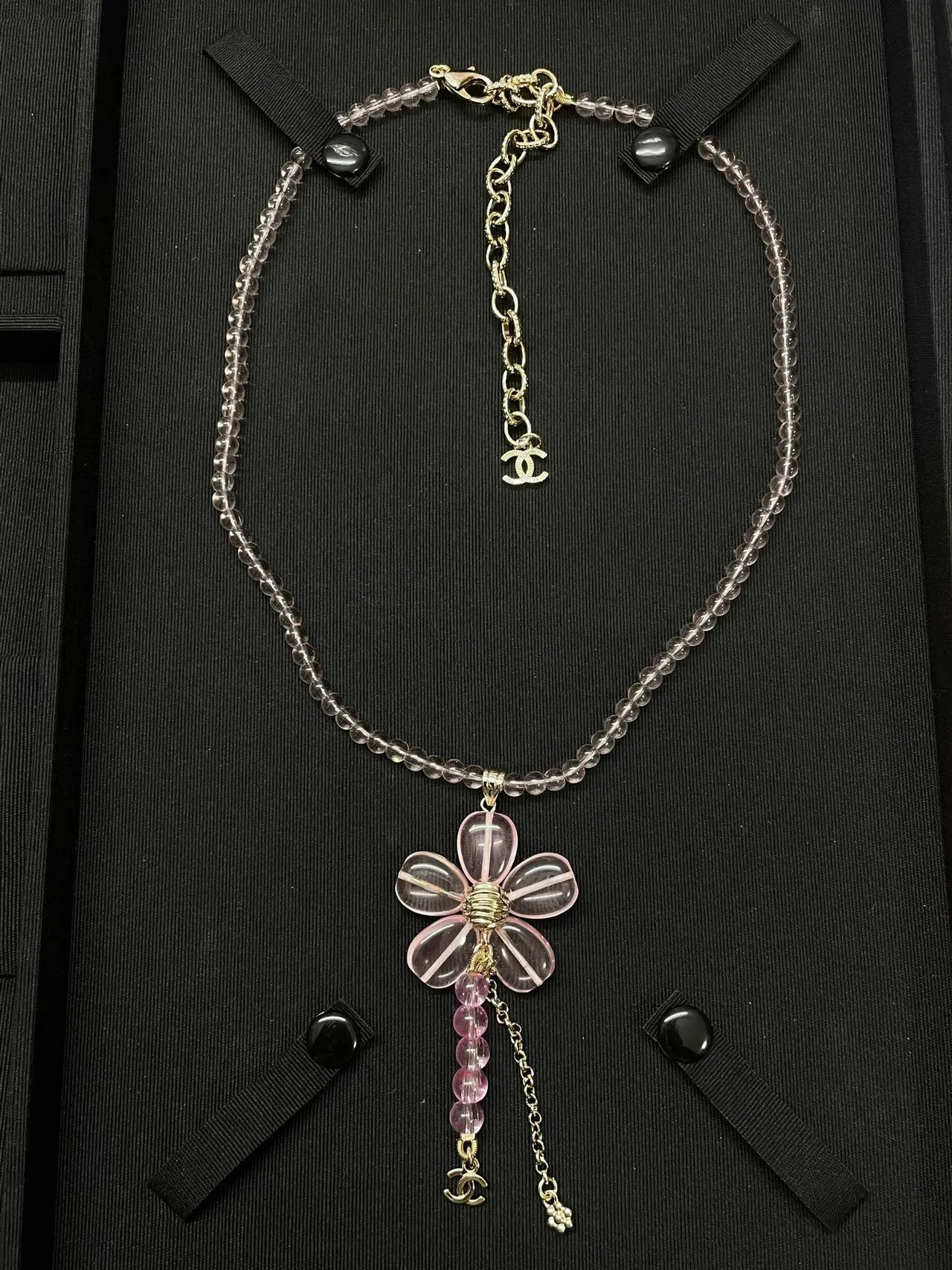 Chanel collar transparente rosa floral con dije y cadena de perlas de Lucite 4
