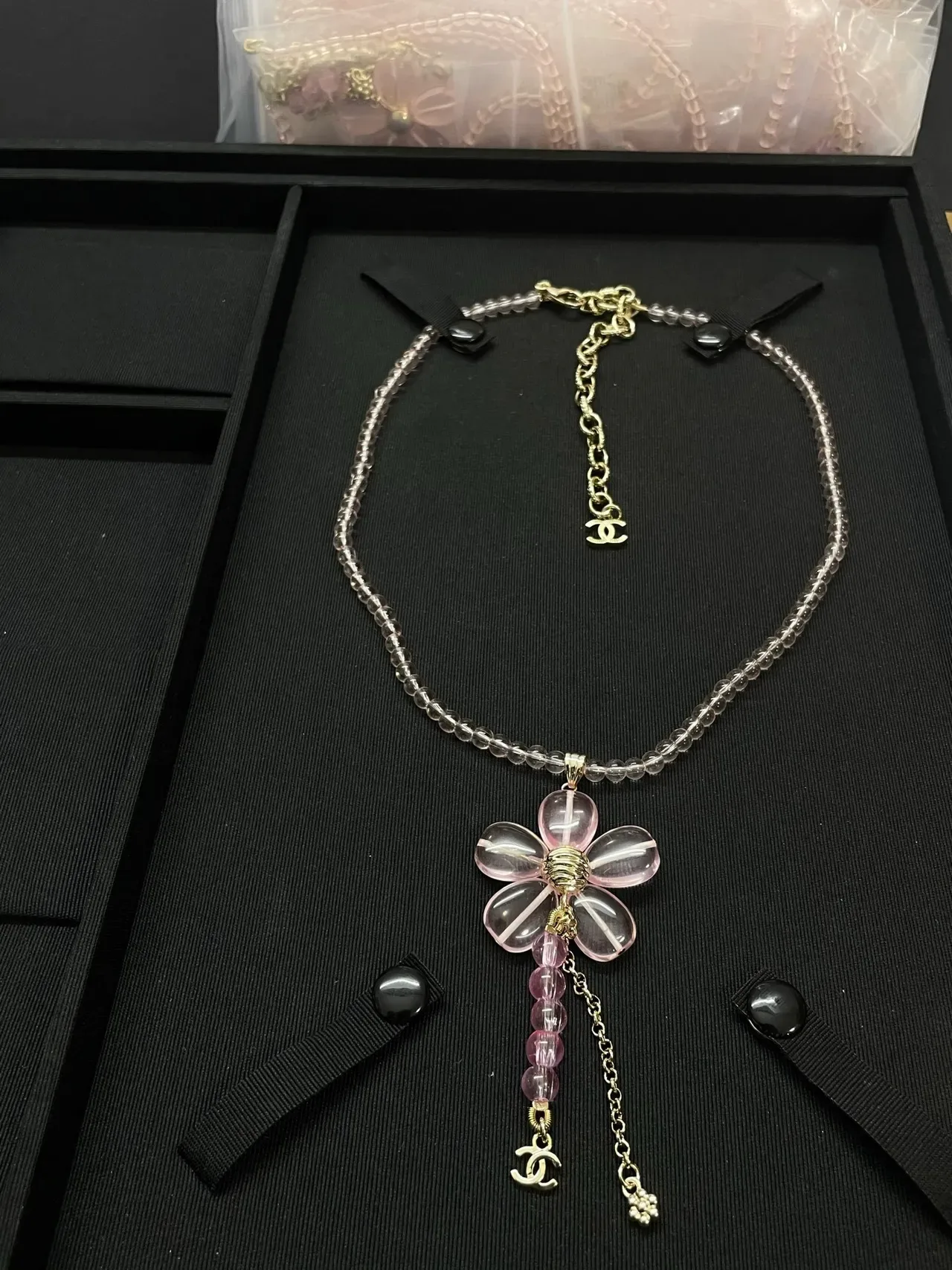 Chanel collar transparente rosa floral con dije y cadena de perlas de Lucite 5