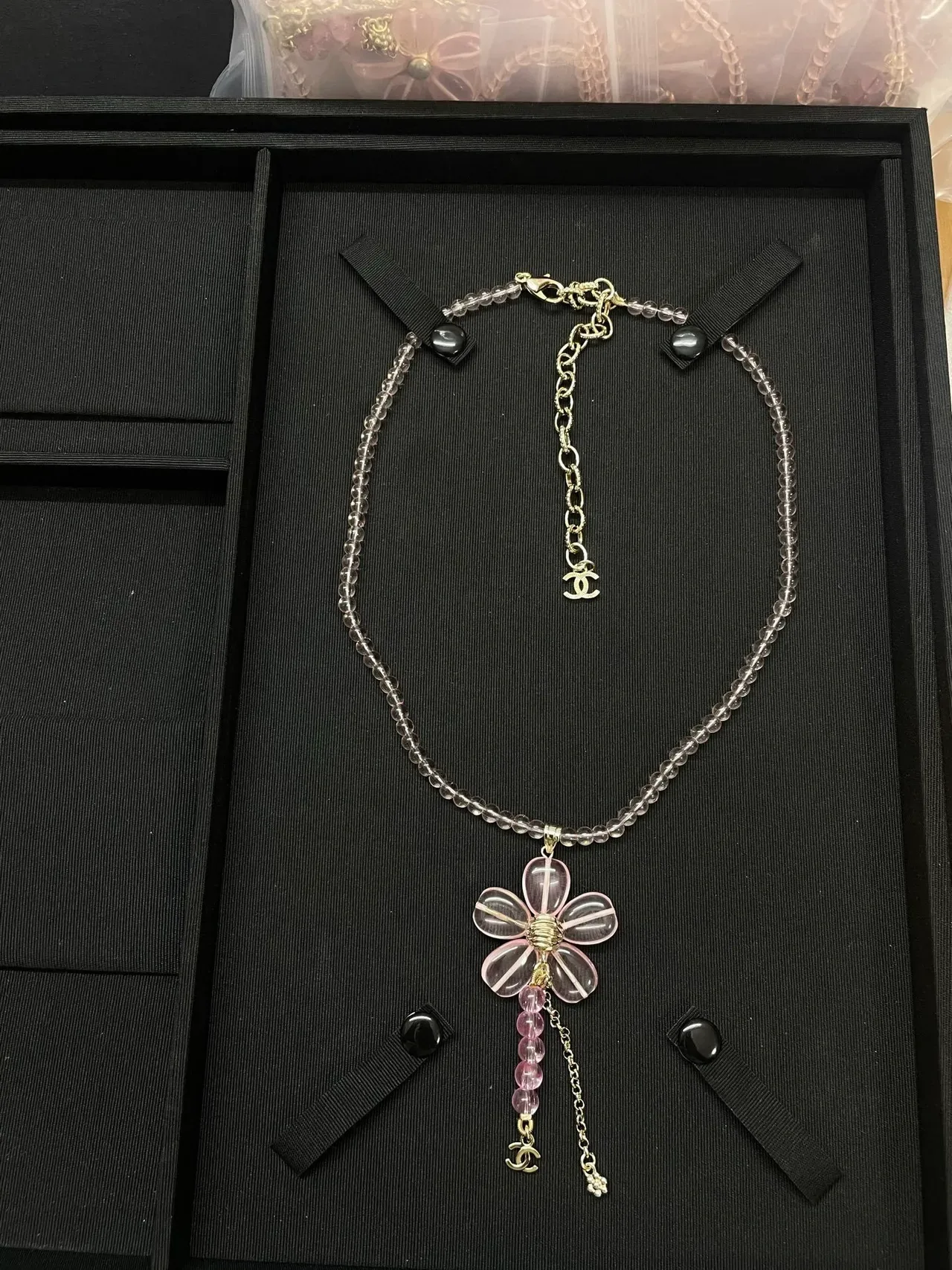 Chanel collar transparente rosa floral con dije y cadena de perlas de Lucite 6