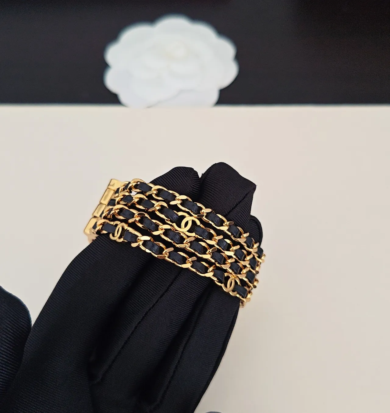 Chanel Chaîne Triple Cuir Noir et Doré Bracelet 5