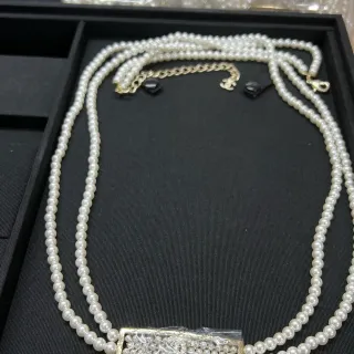 Chanel أبيض أسود خيط مزدوج لؤلؤ كويلتد معدني إغلاق قلادة