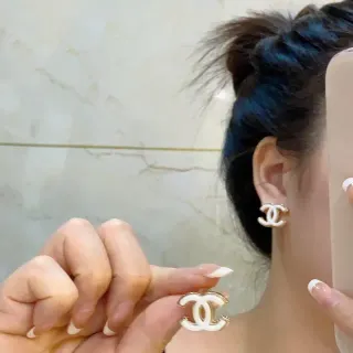 شانيل ذهب أبيض Interlocking CC Logo إنهاء مينا أقراط