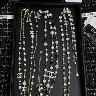 Chanel ذهب أبيض متعدد الطبقات خرز لؤلؤي وكريستال مكلف قلادة