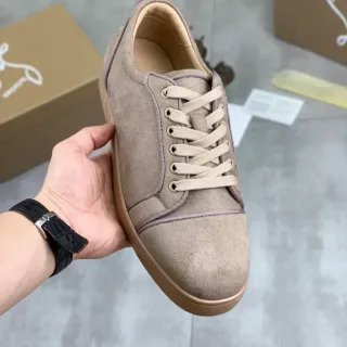 Christian Louboutin Sneakers Lifestyle en Suédé Beige Marron avec Détail de Piping Tonal