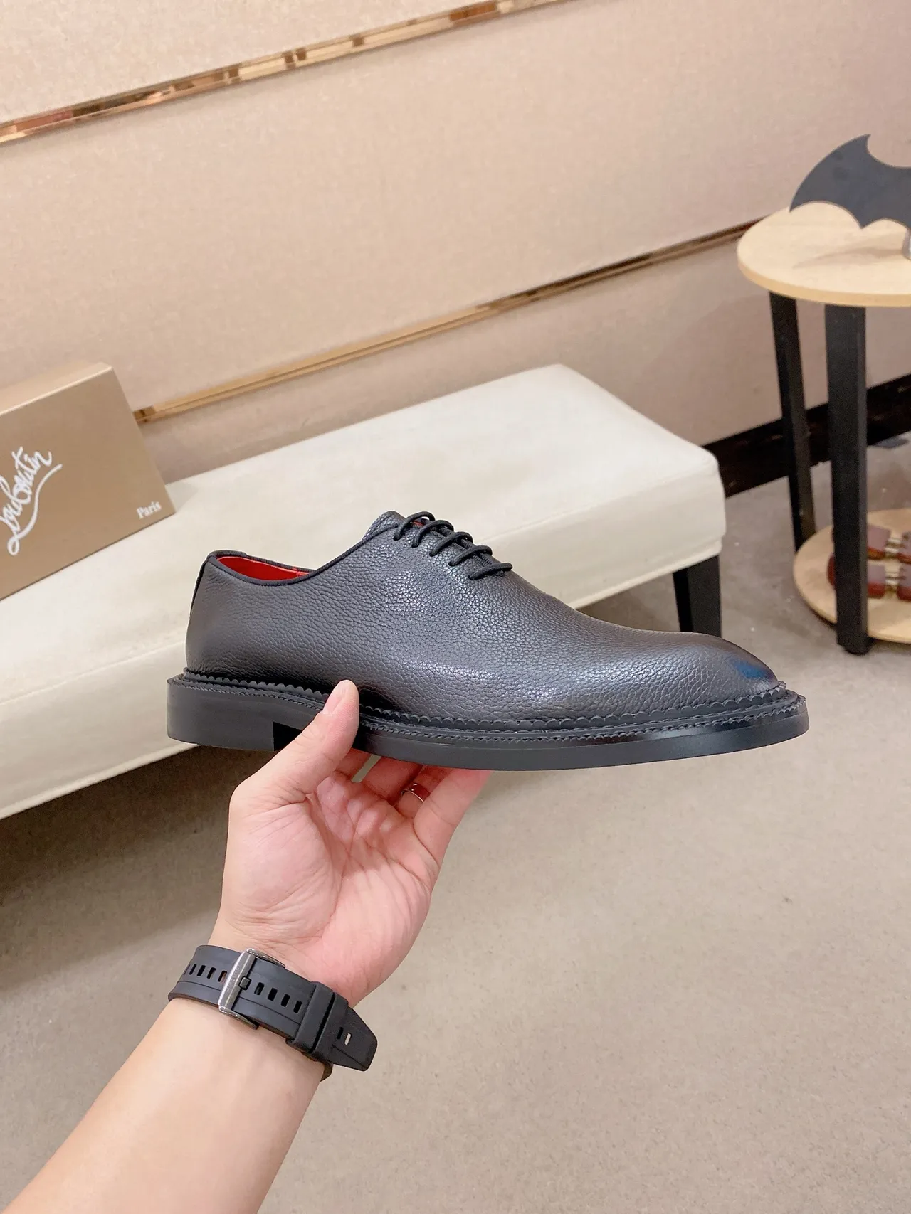 Christian Louboutin Sapatos Oxford de Couro Pebbled Preto 4