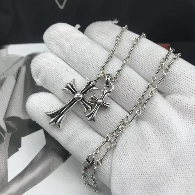Collar Chrome Hearts con colgante de cruz plata y negro 2