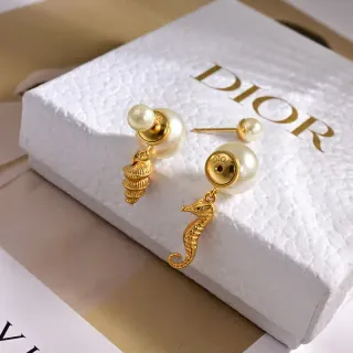 Dior অসমমিত মুক্তা ও সোনার সমুদ্রের ঘোড়ার খোলের কানের দুল