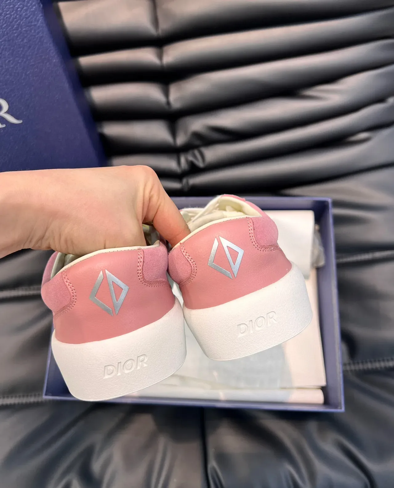 Dior B22 حذاء رياضي وردي أبيض سويدي مع ربطات أسلوب حياة 6