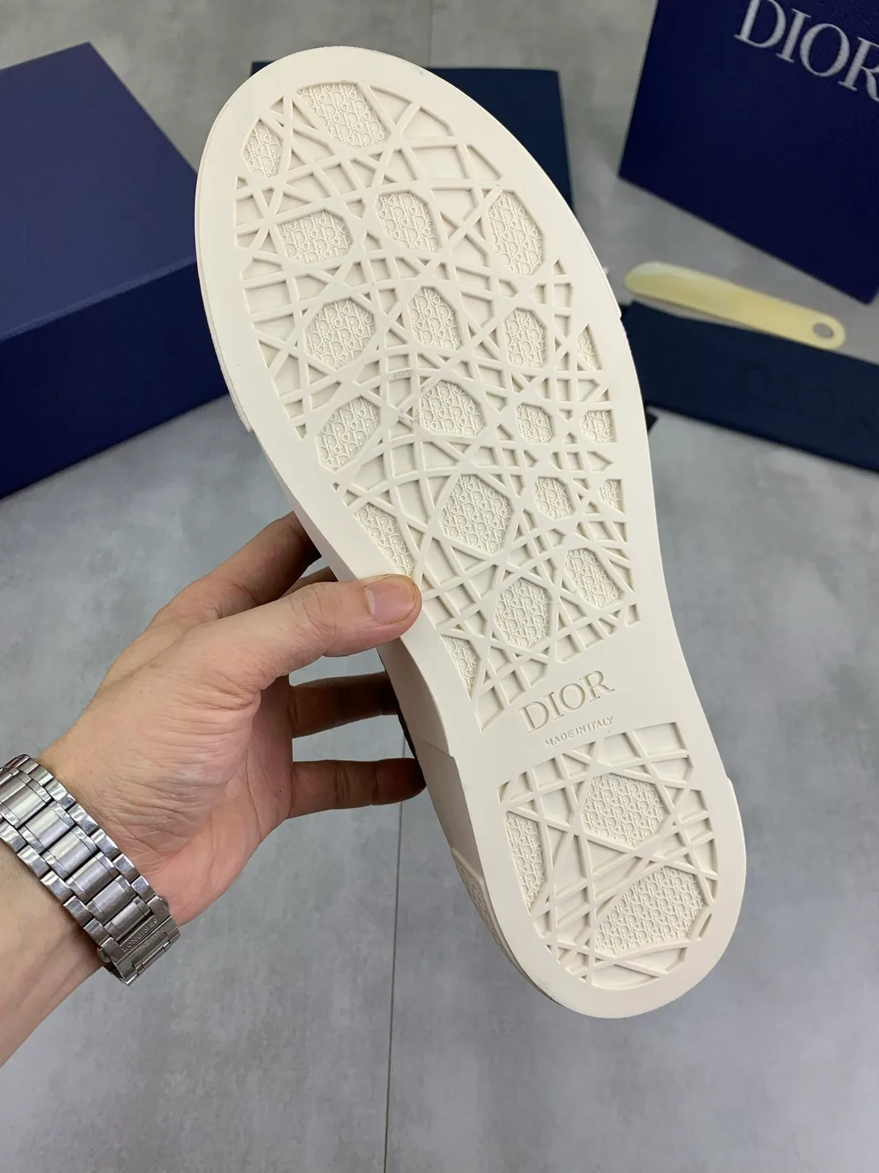 Dior B23 حذاء أسلوب حياة جلد ناعم محفور مائل 3
