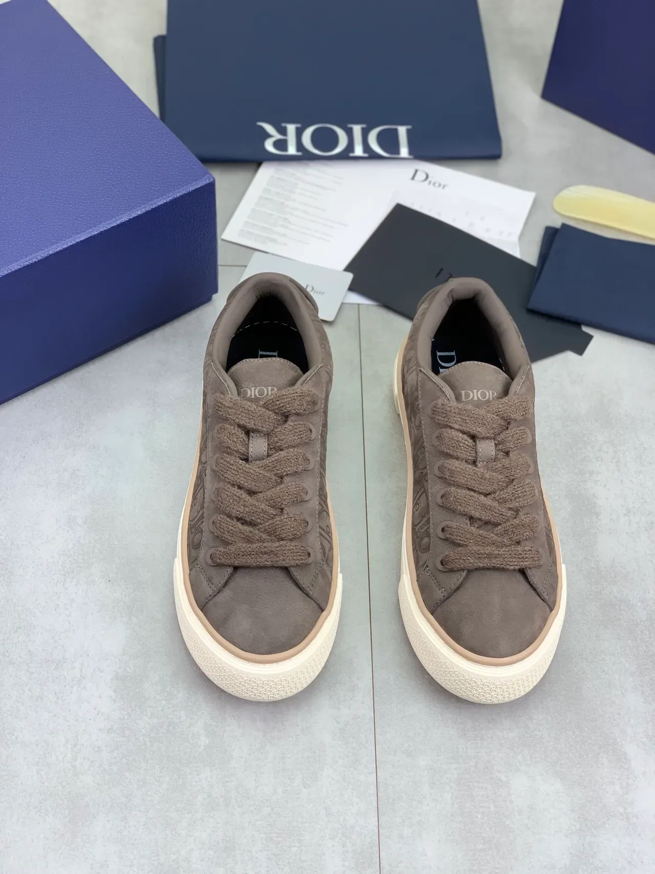 Dior B23 حذاء أسلوب حياة جلد ناعم محفور مائل 4