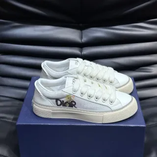 Dior B23 sneakers lifestyle blanches et argentées avec logo métallique