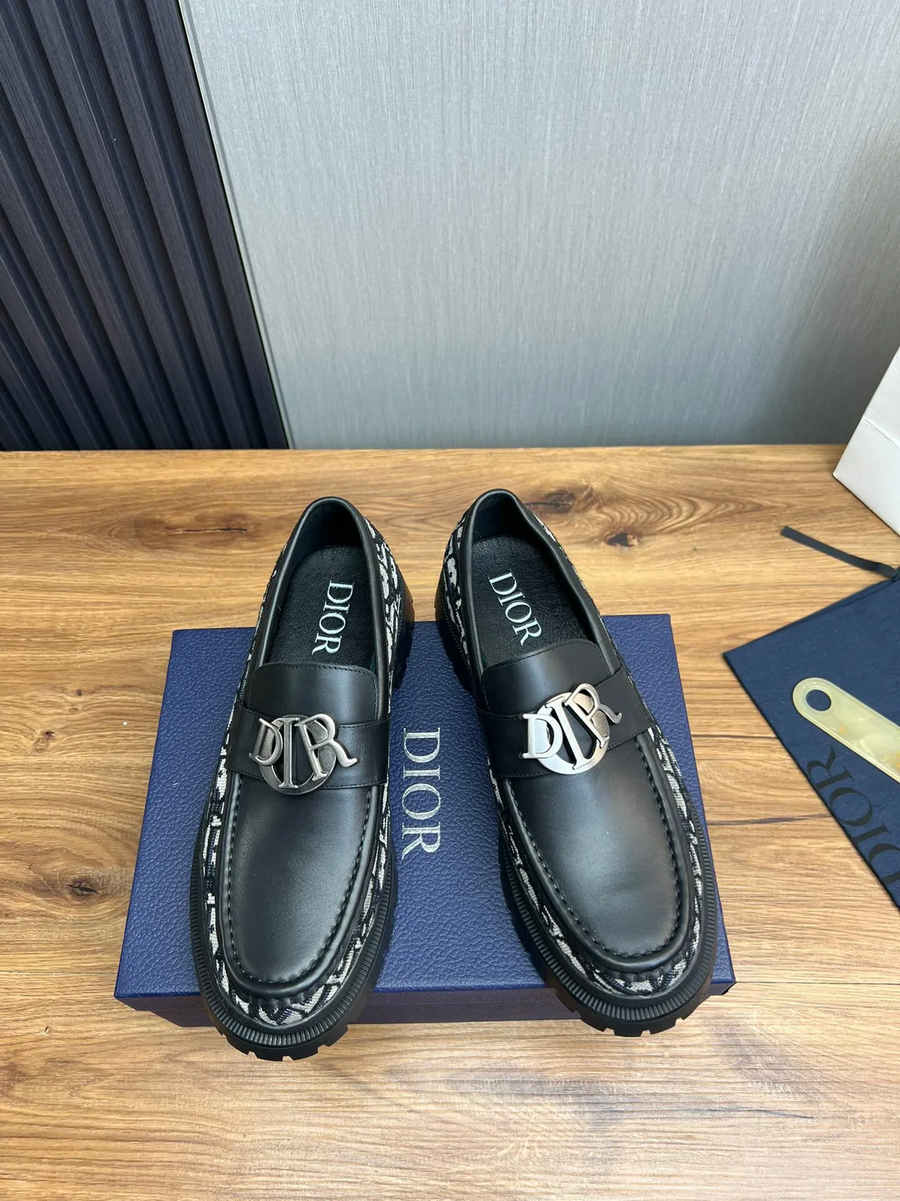 Dior B27 لوفر أسود مونوغرام مائل قاعدة سميكة بالمسامير لوفر 3