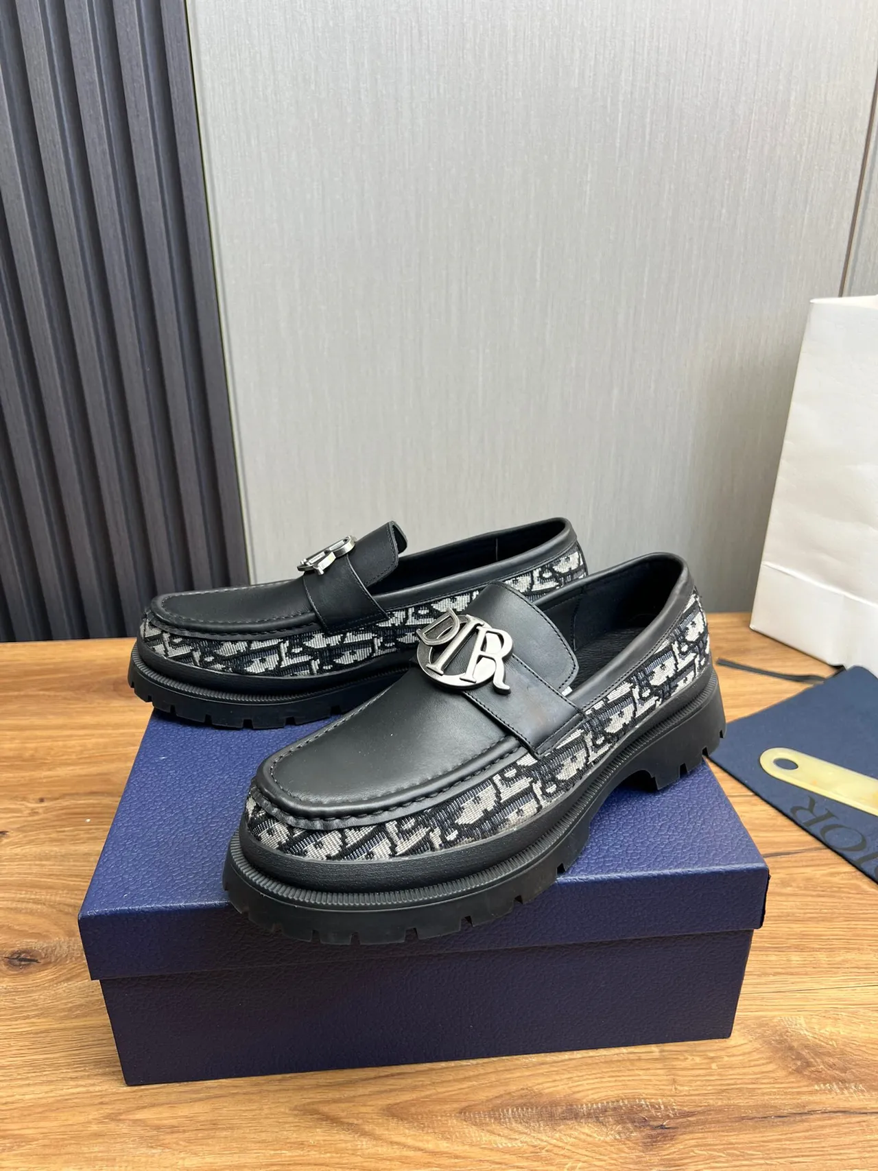 Dior B27 لوفر أسود مونوغرام مائل قاعدة سميكة بالمسامير لوفر 4