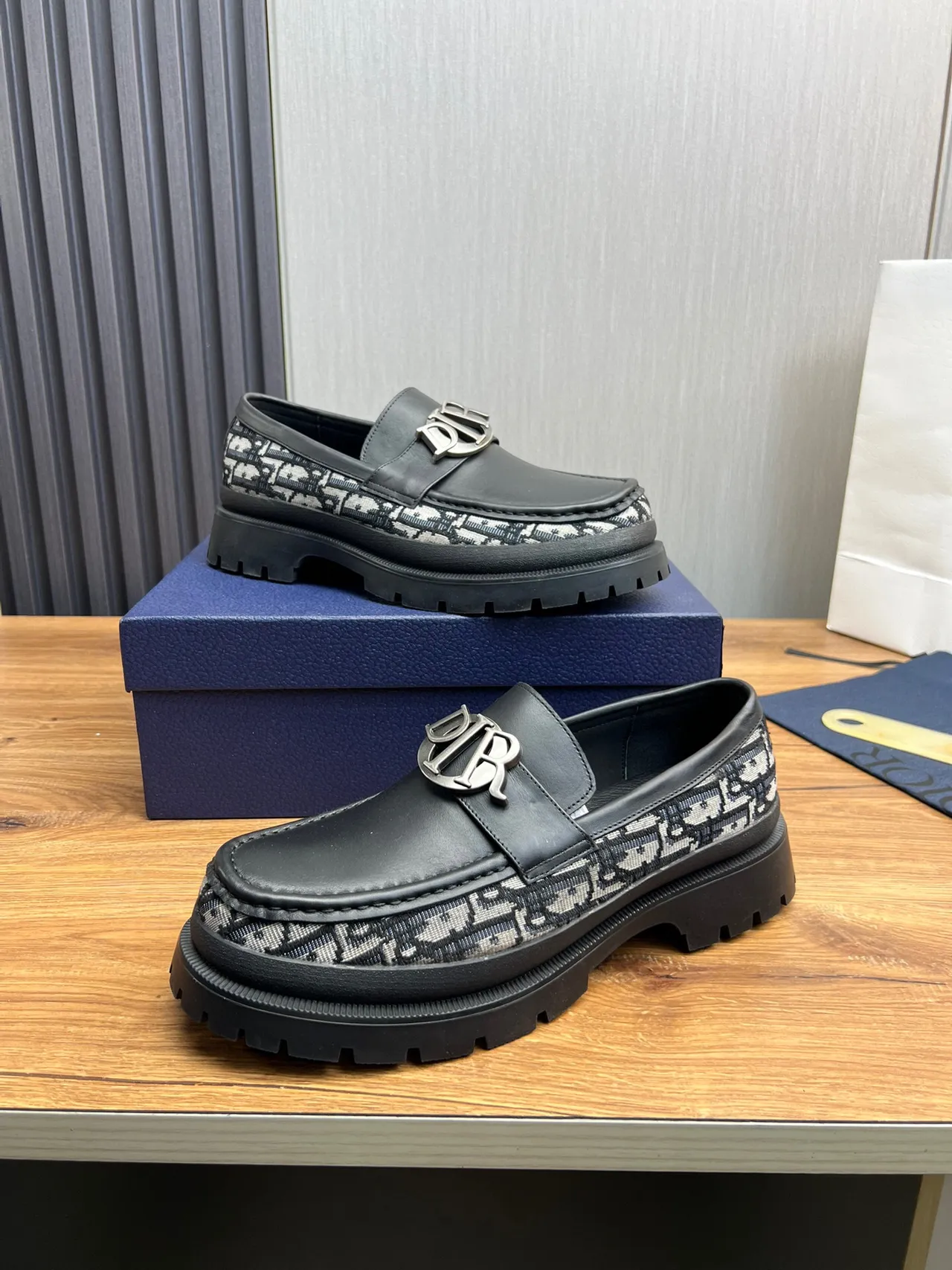 Dior B27 لوفر أسود مونوغرام مائل قاعدة سميكة بالمسامير لوفر 5