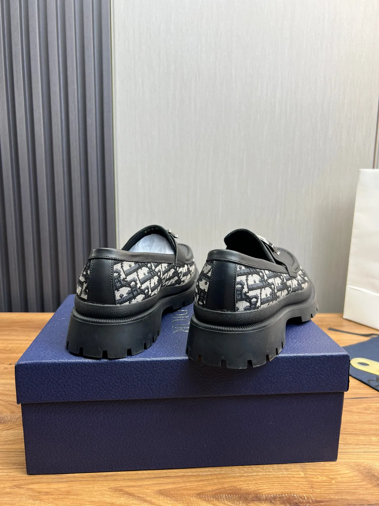 Dior B27 لوفر أسود مونوغرام مائل قاعدة سميكة بالمسامير لوفر 6