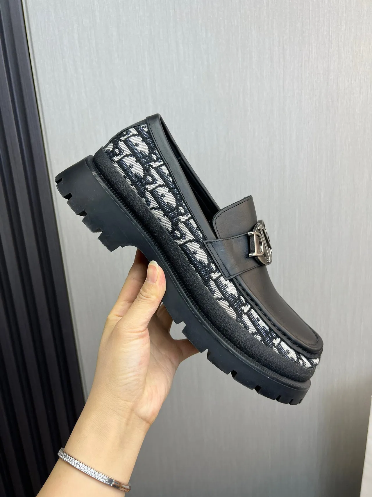Dior B27 لوفر أسود مونوغرام مائل قاعدة سميكة بالمسامير لوفر 7