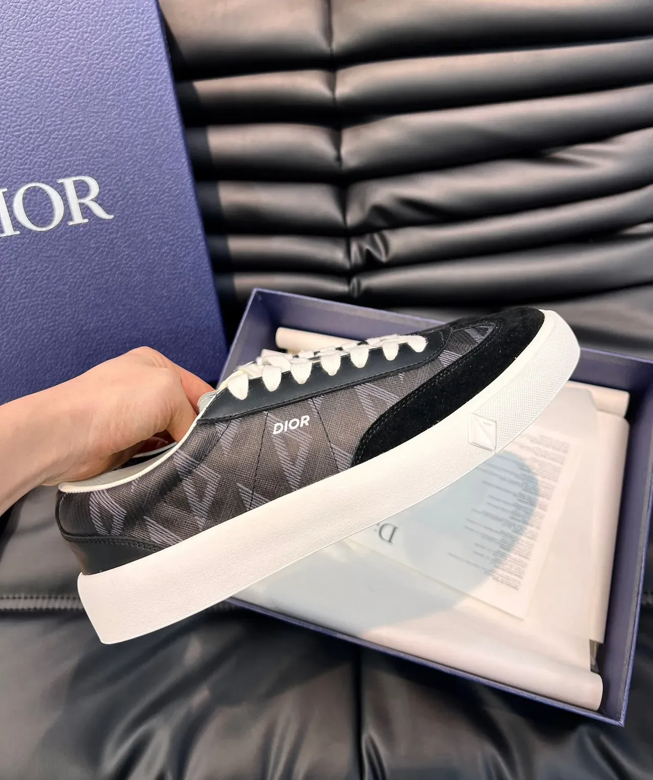 Dior ব্ল্যাক হোয়াইট লো-টপ সুয়েড-মেশ হাইব্রিড লাইফস্টাইল স্নিকার 5
