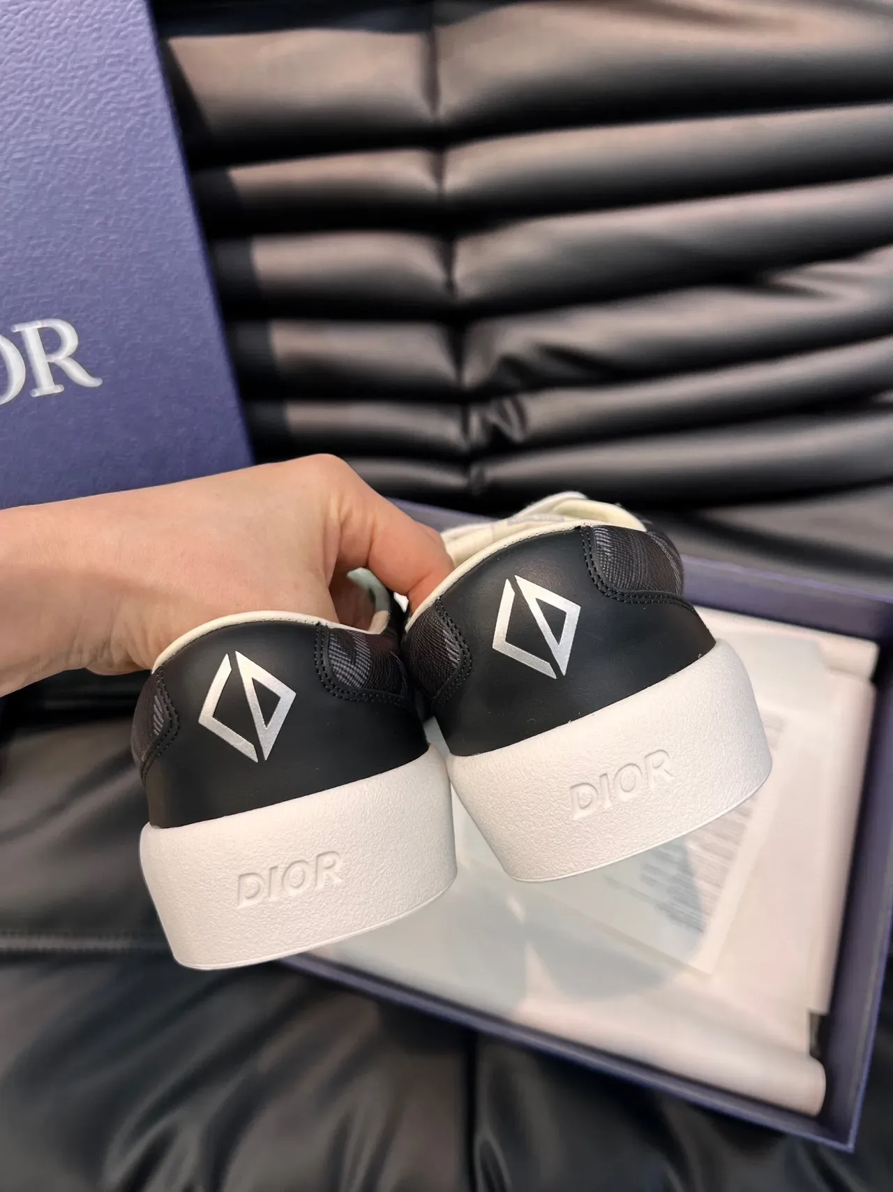 Dior ব্ল্যাক হোয়াইট লো-টপ সুয়েড-মেশ হাইব্রিড লাইফস্টাইল স্নিকার 6