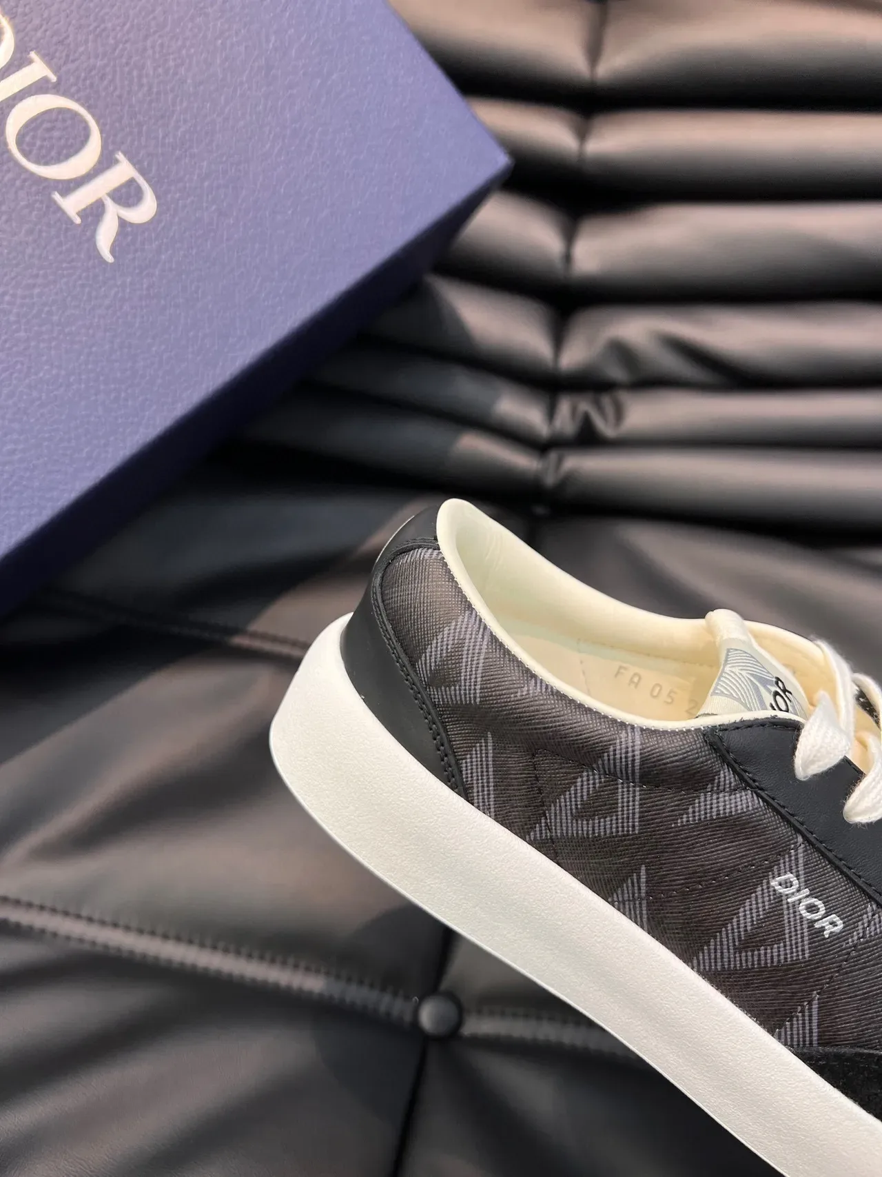 Dior ব্ল্যাক হোয়াইট লো-টপ সুয়েড-মেশ হাইব্রিড লাইফস্টাইল স্নিকার 8