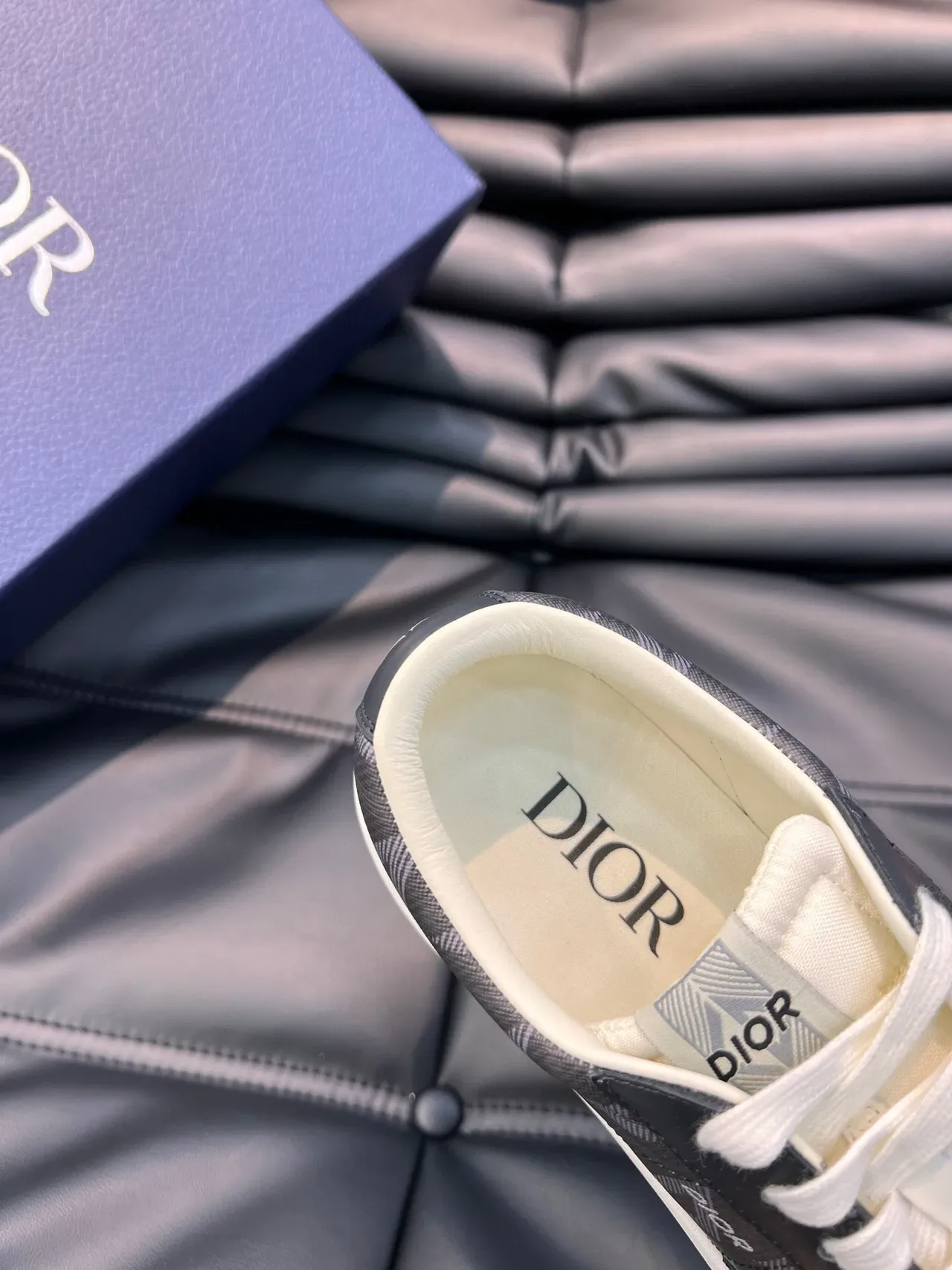 Dior ব্ল্যাক হোয়াইট লো-টপ সুয়েড-মেশ হাইব্রিড লাইফস্টাইল স্নিকার 9