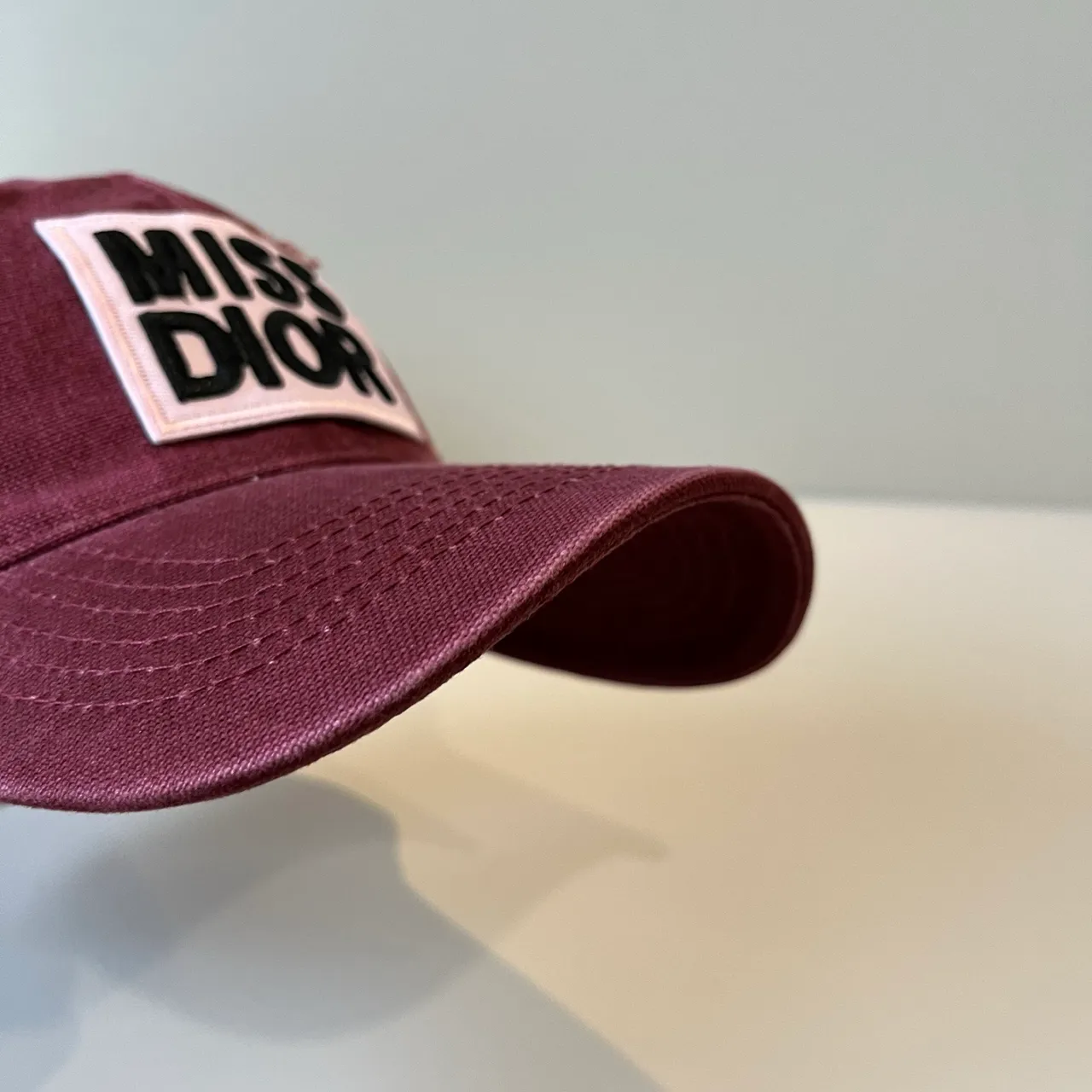 Dior बर्गंडी सफेद डिस्ट्रेस्ड फैब्रिक सिलाई किया गया पैच लोगो बेसबॉल कैप 4