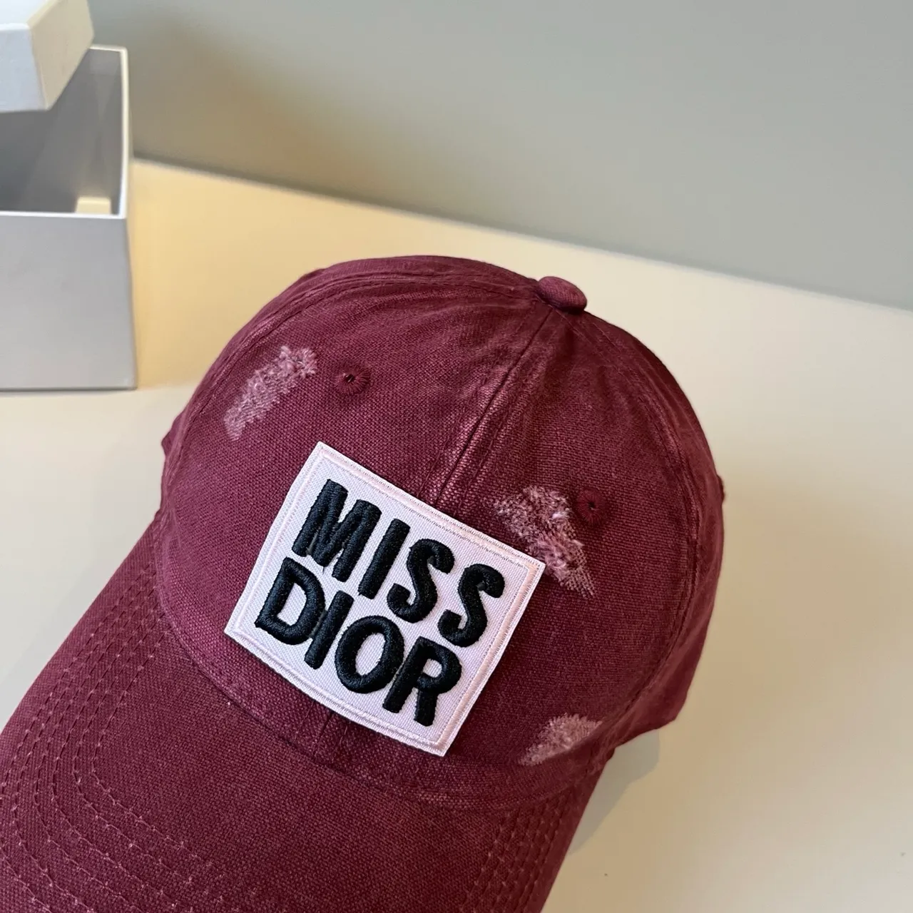 Dior बर्गंडी सफेद डिस्ट्रेस्ड फैब्रिक सिलाई किया गया पैच लोगो बेसबॉल कैप 9