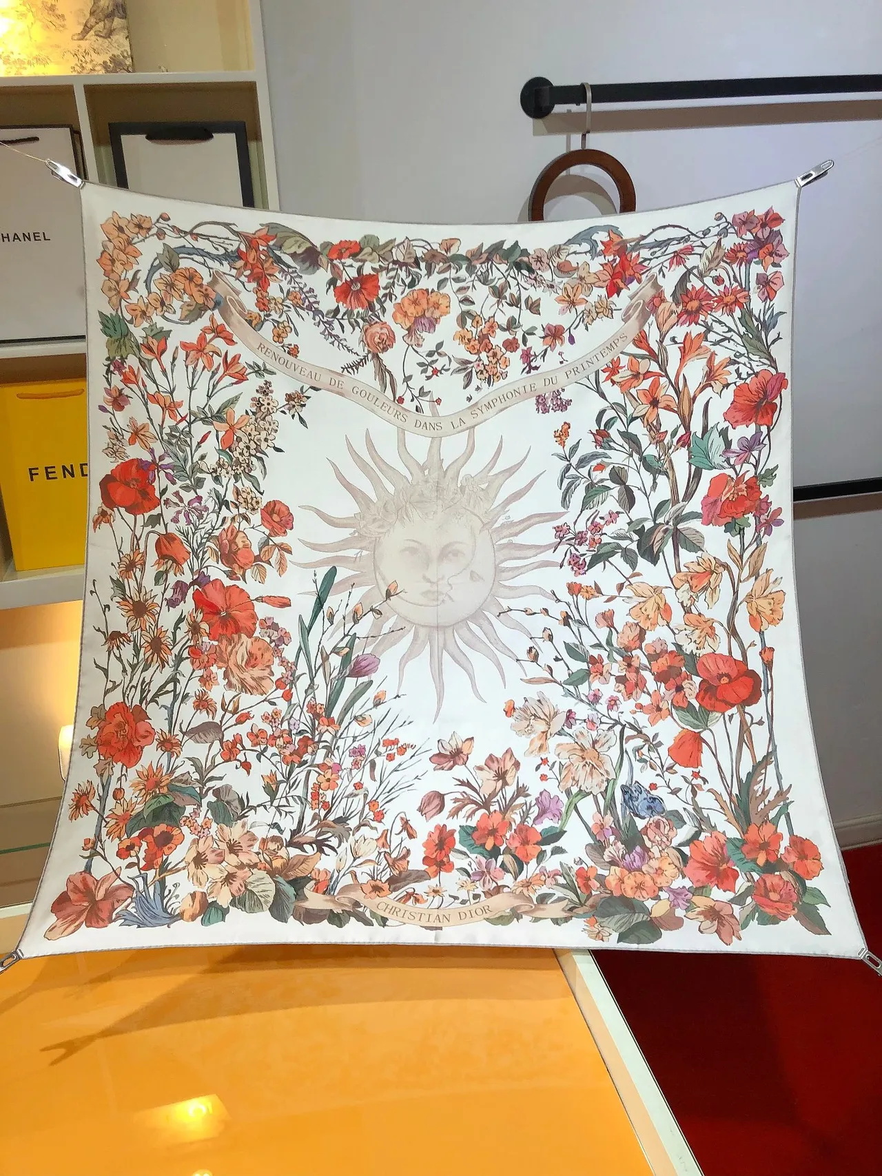 Dior Bufanda de Seda Blanca con Estampado Floral 4