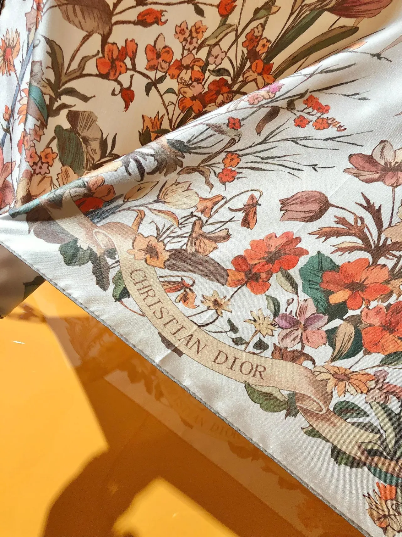 Dior Bufanda de Seda Blanca con Estampado Floral 5