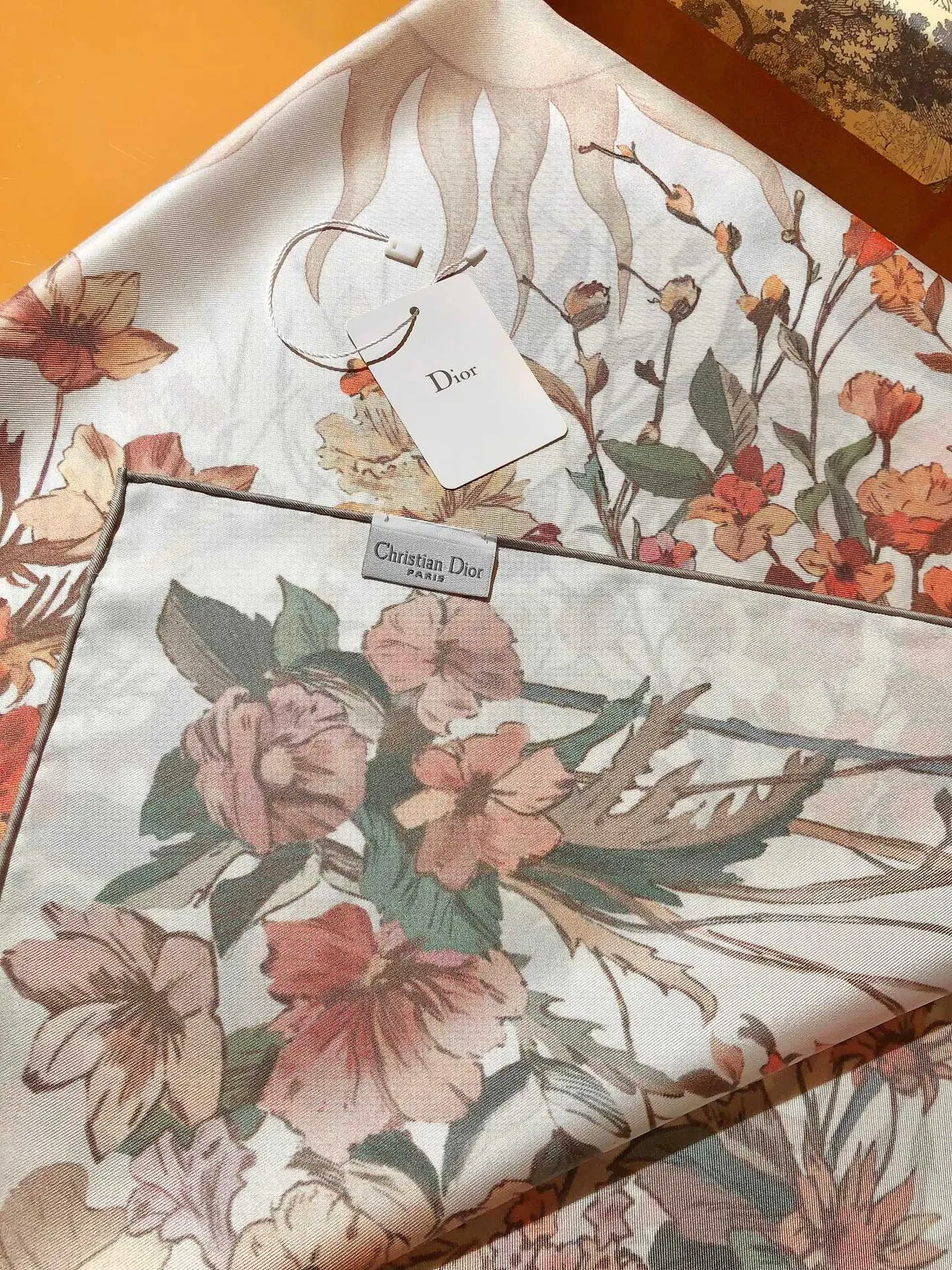 Dior Bufanda de Seda Blanca con Estampado Floral 8