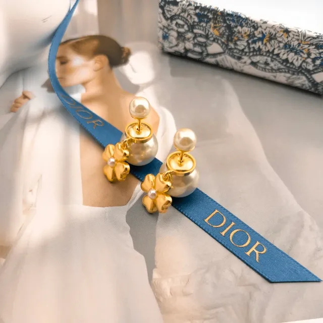 Dior boucles d'oreilles pendantes à quatre pétales de fleur en perle dorée 2