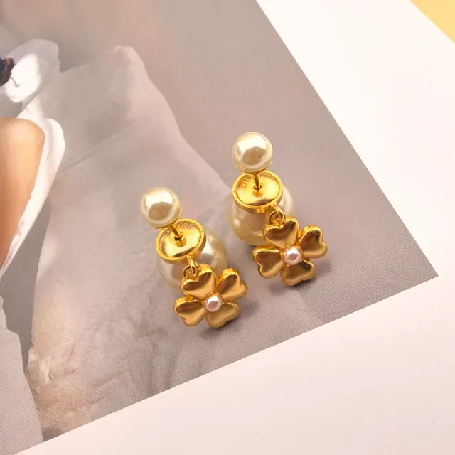 Dior boucles d'oreilles pendantes à quatre pétales de fleur en perle dorée 3