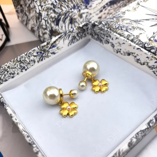 Dior boucles d'oreilles pendantes à quatre pétales de fleur en perle dorée 4