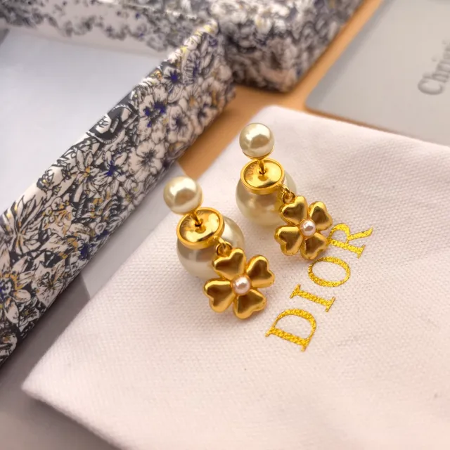 Dior boucles d'oreilles pendantes à quatre pétales de fleur en perle dorée 5